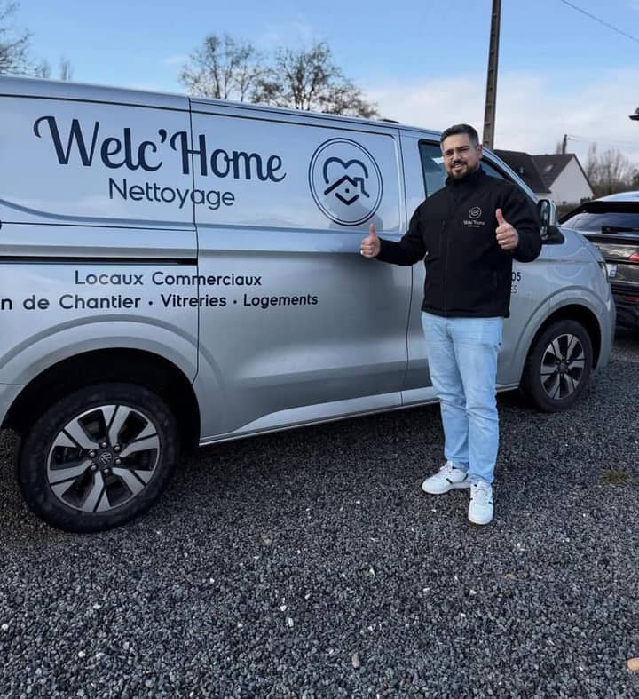 Kevin Kékerov devant le véhicule Welc'Home Nettoyage à Bourges